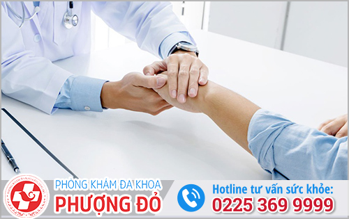 Bác sĩ đang tư vấn ccách điều trị tình trạng bị nổi mụn đỏ nhưng không ngứa cho nam giới