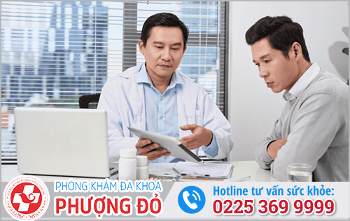Bác sĩ tư vấn cho nam giới đang bị chảy mủ xanh ở dương vật 