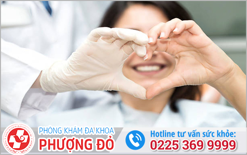 Bác sĩ hướng dẫn bệnh nhân đi khám khi lưỡi nổi hạt trắng, hồng